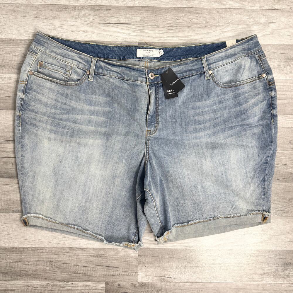 Torrid Jean Shorts New Size 30 Bermuda Light Wash Summer Blue NWT $48